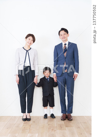 卒園式・入学式の家族 卒園式・入学式の家族 137750502