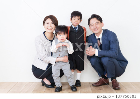 ランドセルを背負う小学校新1年生男子と家族(入学式・フォーマルスーツ) ランドセルを背負う小学校新1年生男子と家族(入学式・フォーマルスーツ) 137750503