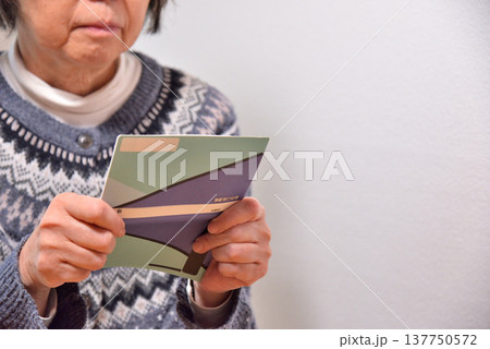 預金通帳 貯金通帳を確認するシニア 137750572
