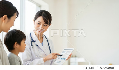 小児科で子供と保護者に説明する日本人医師の医療シーン、高解像度、保健・教育用画像 137750601