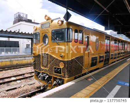 SWEET TRAIN の黄色い車両 (大分県日田駅) SWEET TRAIN の黄色い車両 (大分県日田駅) 137750745