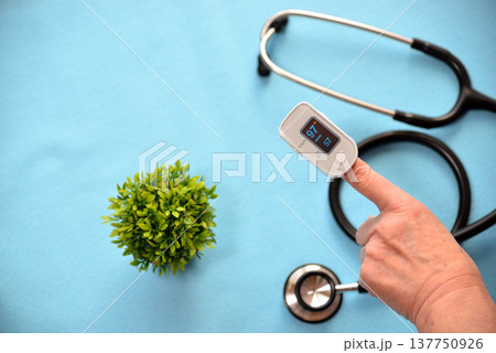 酸素飽和度測定(パルスオキシメーター)と聴診器 酸素飽和度測定(パルスオキシメーター)と聴診器 137750926
