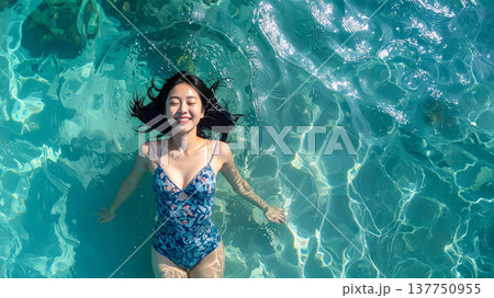 水着姿の若い女性 水着姿の若い女性 137750955