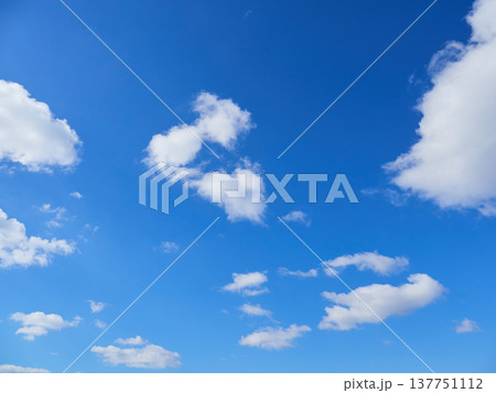 綺麗な青空と白い雲の風景 綺麗な青空と白い雲の風景 137751112