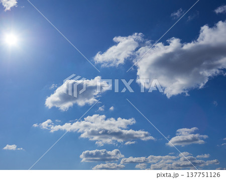 綺麗な青空と白い雲の風景 綺麗な青空と白い雲の風景 137751126