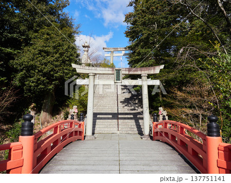 冬の昼の名古屋市の城山八幡宮の鳥居の風景 冬の昼の名古屋市の城山八幡宮の鳥居の風景 137751141