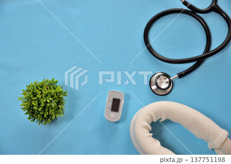酸素飽和度測定（パルスオキシメーター）と聴診器 137751198