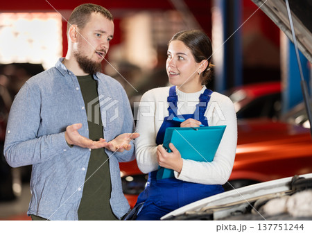 man with a manager in a car service man with a manager in a car service 137751244