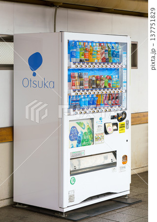Tokyo, Japan - Sep 30 2024, Vertical close-up view of white vending machine with soft drinks at Tokyo Subway station, without people, at daytime, Tokyo, Japan Tokyo, Japan - Sep 30 2024, Vertical close-up view of white vending machine with soft drinks at Tokyo Subway station, without people, at daytime, Tokyo, Japan 137751829
