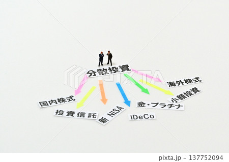 分散投資に悩むビジネスマン 分散投資に悩むビジネスマン 137752094