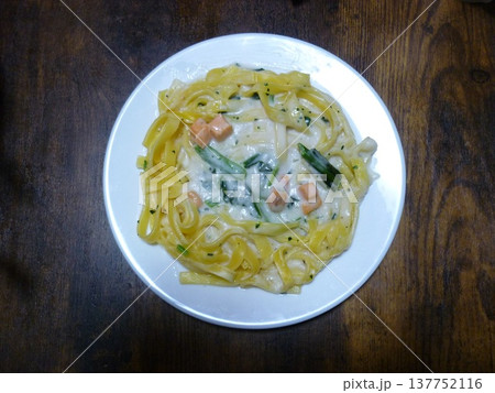 冷凍食品のサーモンとほうれん草のクリームパスタ 137752116