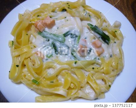 冷凍食品のサーモンとほうれん草のクリームパスタ 冷凍食品のサーモンとほうれん草のクリームパスタ 137752117