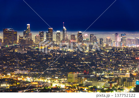 ロサンゼルス　ダウンタウンの高層ビル　夜景 137752122
