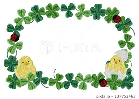 【クローバーとひよことてんとう虫のフレーム】手刺繍イラスト素材 137752463