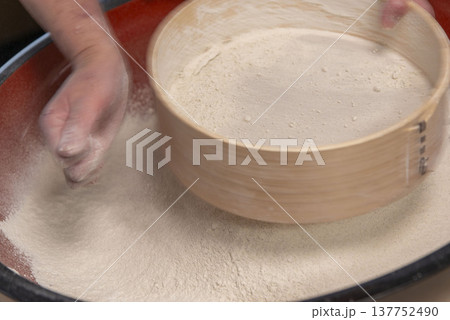 手打ち蕎麦を作る職人 手打ち蕎麦を作る職人 137752490