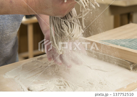 手打ち蕎麦を作る職人 手打ち蕎麦を作る職人 137752510
