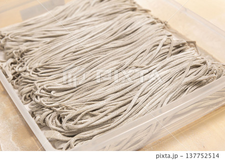 手打ち蕎麦を作る職人 手打ち蕎麦を作る職人 137752514