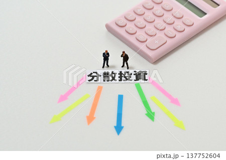 分散投資に悩むビジネスマン 分散投資に悩むビジネスマン 137752604
