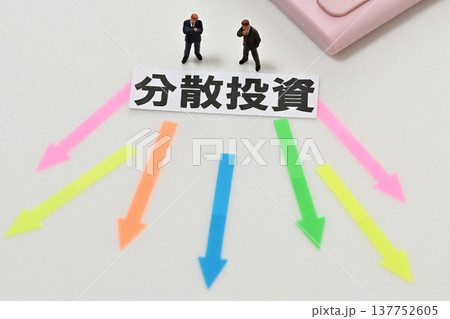 分散投資に悩むビジネスマン 137752605