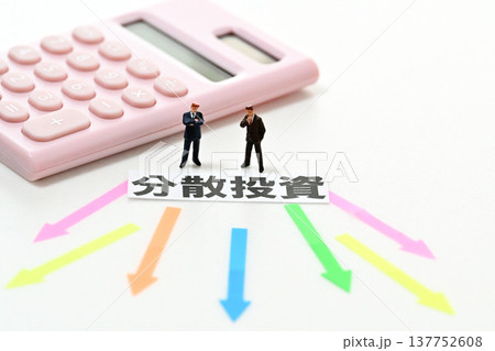 分散投資に悩むビジネスマン 分散投資に悩むビジネスマン 137752608