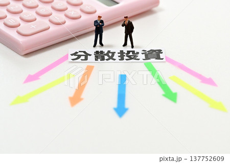 分散投資に悩むビジネスマン 137752609