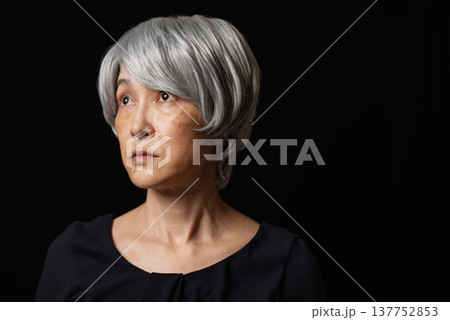 斜め上を見つめる白髪のシニア女性 斜め上を見つめる白髪のシニア女性 137752853