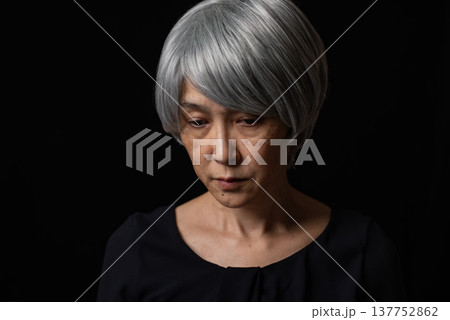 悩みを抱え浮かない表情の白髪のシニア女性 137752862