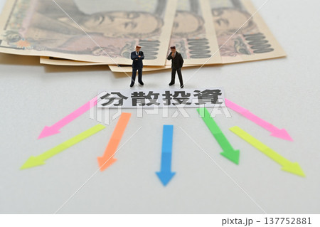 分散投資に悩むビジネスマン 137752881