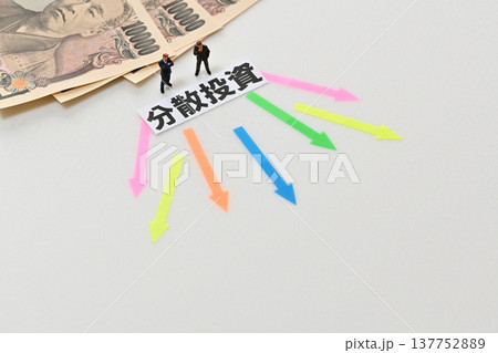 分散投資に悩むビジネスマン 137752889