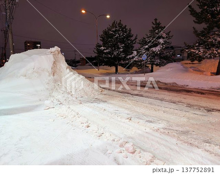 雪山と除雪された冬の道路の夜景 雪山と除雪された冬の道路の夜景 137752891
