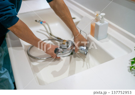 キッチンの古い蛇口を取り外す 137752953