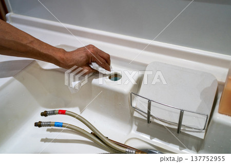 古いキッチン水栓を取り外して取付部を掃除する 137752955