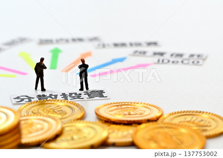 分散投資に悩むビジネスマン 137753002