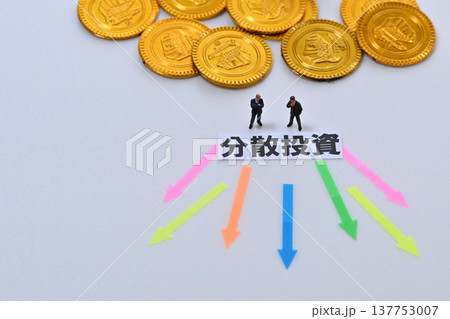 分散投資に悩むビジネスマン 137753007
