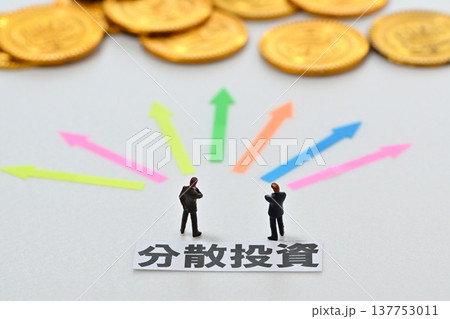 分散投資に悩むビジネスマン 137753011