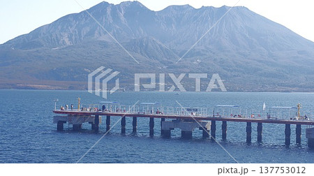 鴨池海づり公園と桜島 137753012