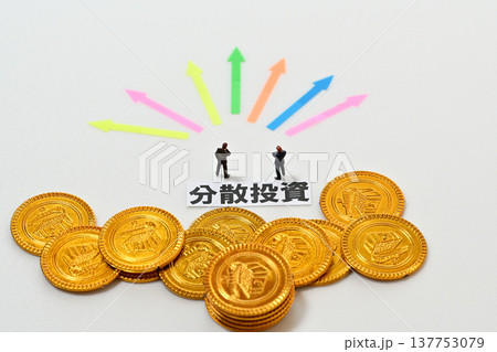 分散投資に悩むビジネスマン 137753079