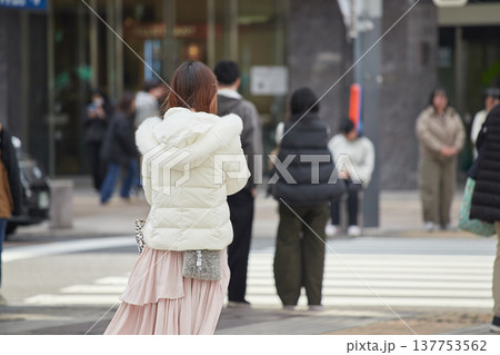 冬の昼の名古屋の繁華街で信号待ちの若い女性の姿 冬の昼の名古屋の繁華街で信号待ちの若い女性の姿 137753562