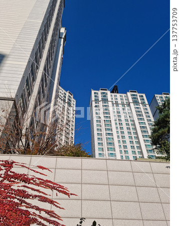 It's a marble wall and an apartment. It's a marble wall and an apartment. 137753709