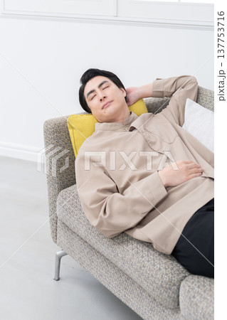 ソファーで寝る男性 ソファーで寝る男性 137753716