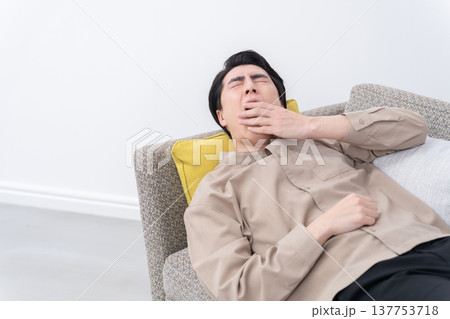 ソファーで寝る男性 ソファーで寝る男性 137753718