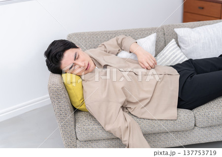 ソファーで寝る男性 137753719