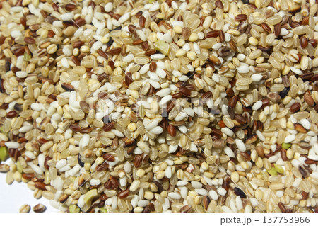 These are grains of mixed grain. These are grains of mixed grain. 137753966