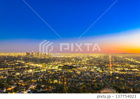 ロサンゼルス　グリフィス天文台から見る市内広域　夕夜景 137754021