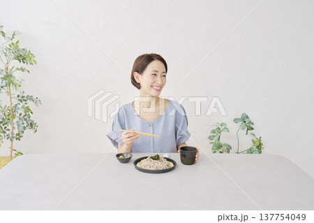 リビングでざるそばを食べる女性 リビングでざるそばを食べる女性 137754049