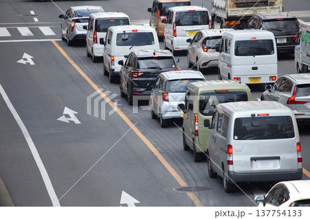 都市の通勤時間の道路の車の列の風景 都市の通勤時間の道路の車の列の風景 137754133