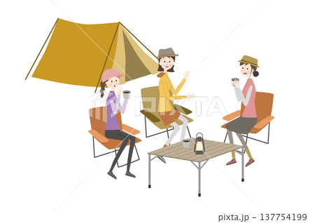 キャンプ場で座って会話している女性たち キャンプ場で座って会話している女性たち 137754199