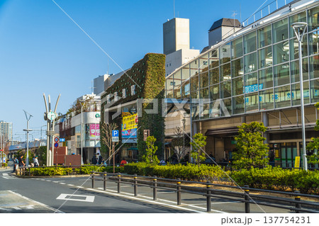 東京の都市風景　武蔵境駅北口風景 137754231