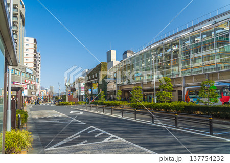 東京の都市風景　武蔵境駅北口風景 137754232