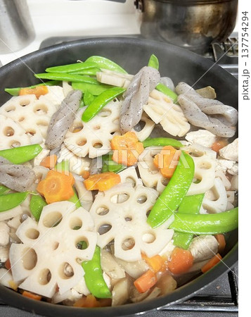 調理中の美味しそうな筑前煮 調理中の美味しそうな筑前煮 137754294